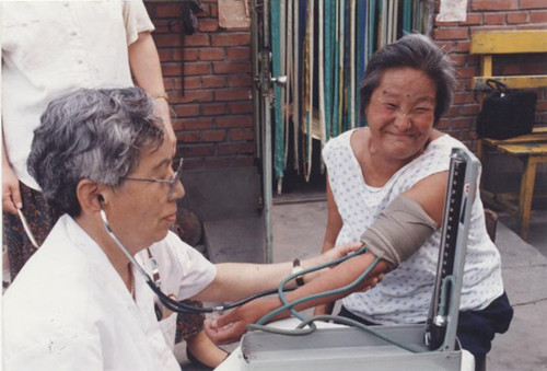 97年在刘娘府敬老院为老人量血压_副本.jpg