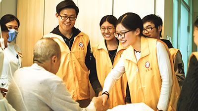 志愿者与患者握手-副本.jpg