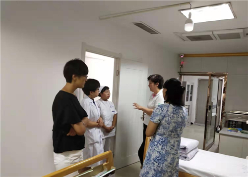 刘雪梅、梁玉焕、程真真三位护士长与雄县中医院手术室人员进行工作交流.jpg