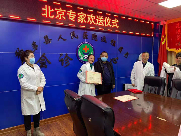 手术室护士孟庆辉到青海玉树称多县人民医院进行为期半年的医疗支援任务