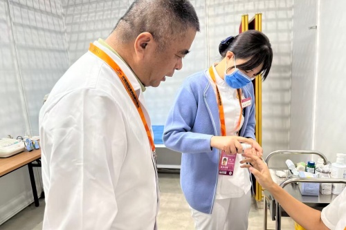 魏青为伤者处理伤口.jpg