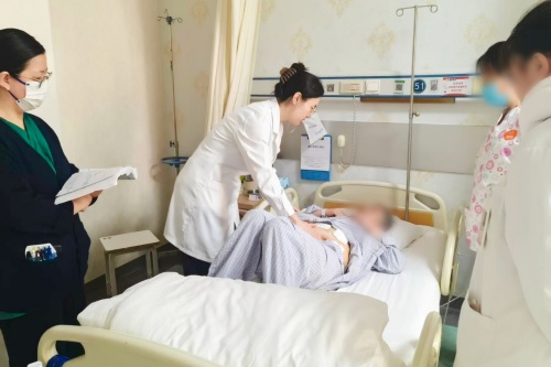 于晓丽主任查房.jpg 于晓丽主任查房.jpg