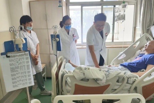 社工柴莹(左1)、主治医生黄丹丹(左2)与放疗科医生为唐伟(右1)诊断病情.jpg 社工柴莹(左1)、主治医生黄丹丹(左2)与放疗科医生为唐伟(右1)诊断病情.jpg