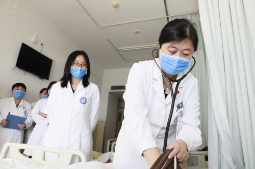 王明迪查房.jpg 王明迪查房.jpg