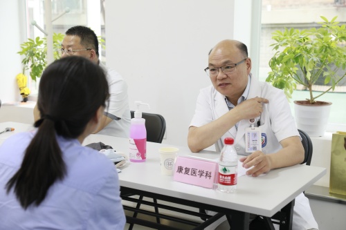 康复医学科武亮主任参加义诊