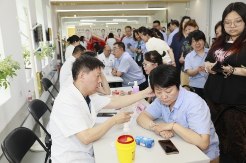 “迎七一・健康行”首钢医院党员专家开展义诊活动​